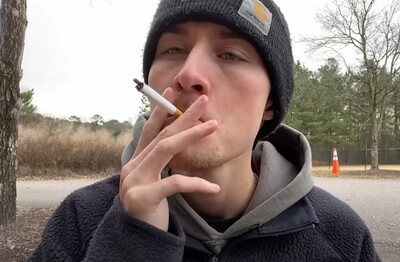 Лечение зависимости от табакокурения в Жуковке Мужчина с сигаретой делает затяжку