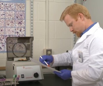 Клиника лечения наркозависимости в Жуковке Врач в кабинете клиники