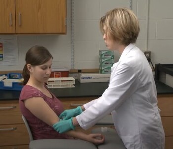 Лечение зависимости от аптечных препаратов в Жуковке Врач делает инъекцию пациентке