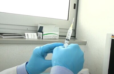 Проведение кодирования Вивитролом в Жуковке Шприц с Вивитролом в руках у врача